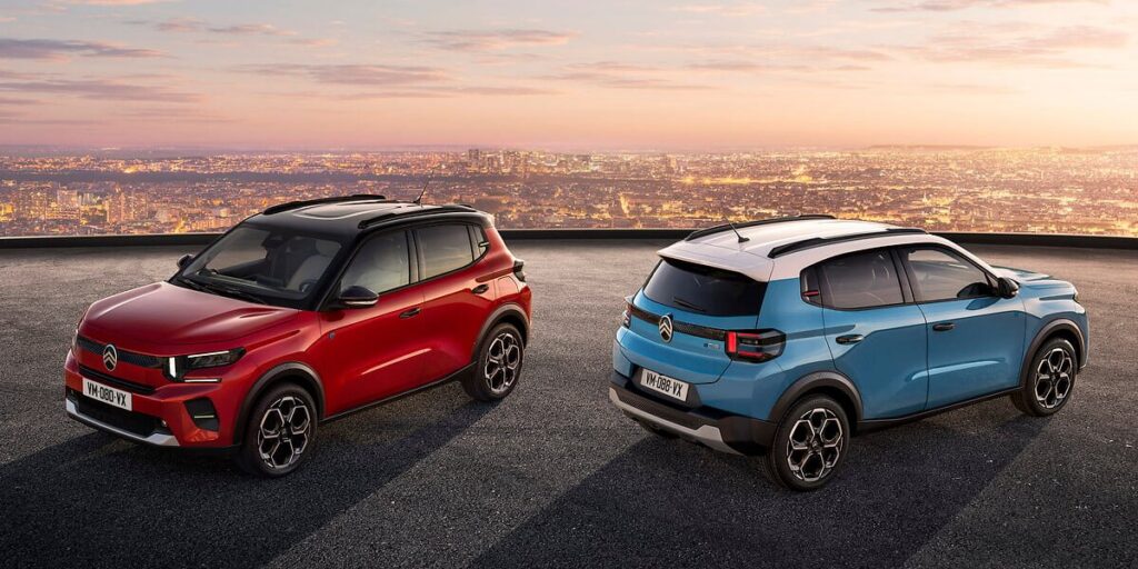 Два Citroën ë-C3 — червен и син