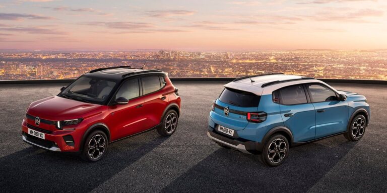 Два Citroën ë-C3 — червен и син