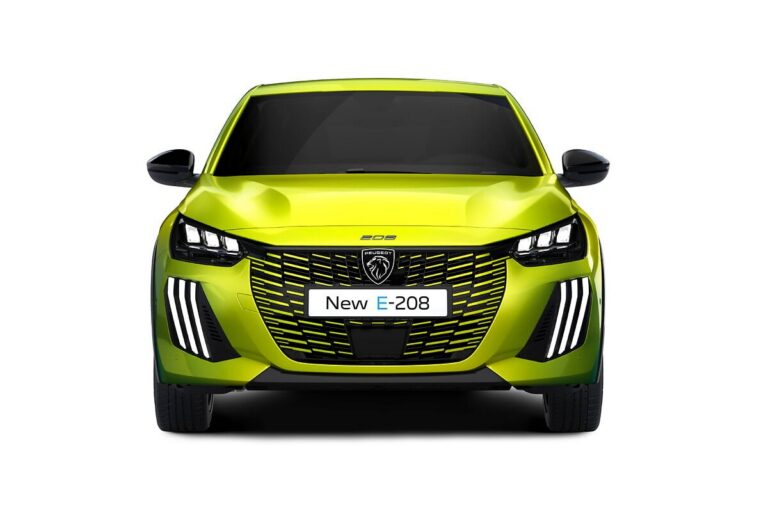 Peugeot E-208 отпред — студийна снимка