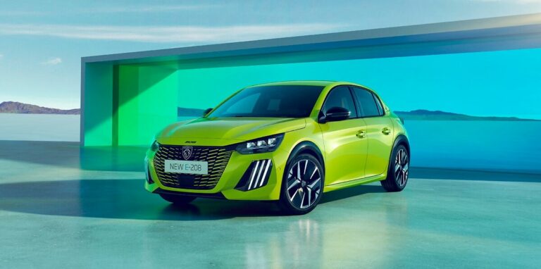 Peugeot E-208, жълт, отпред и отстрани