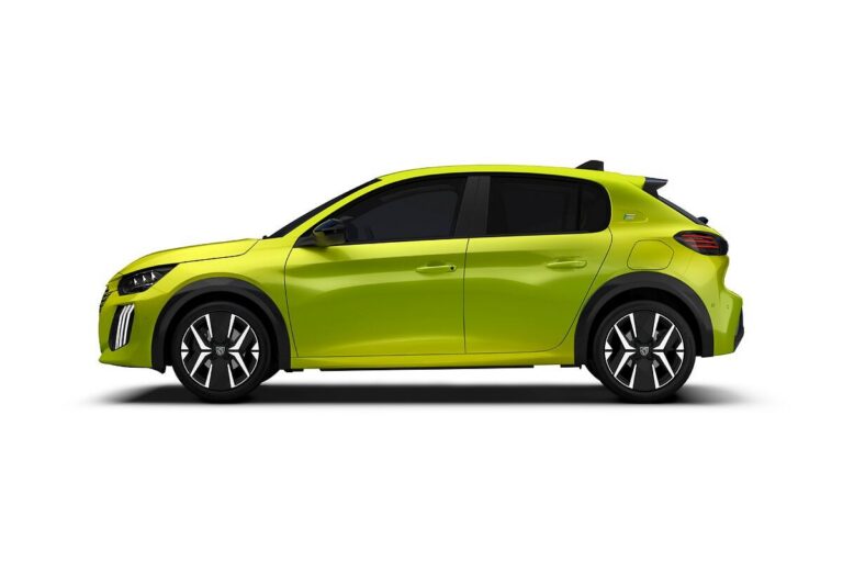 Peugeot E-208 отстрани — студийна снимка