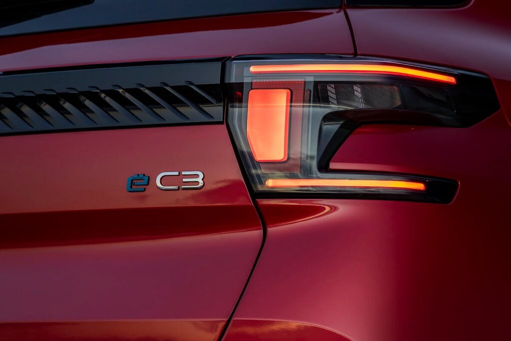 Надписът ë-C3 на Citroën ë-C3 Aircross