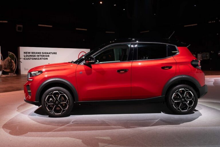 Citroën ë-C3 отстрани, червен