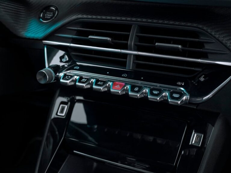 Бутоните под екрана на Peugeot E-208