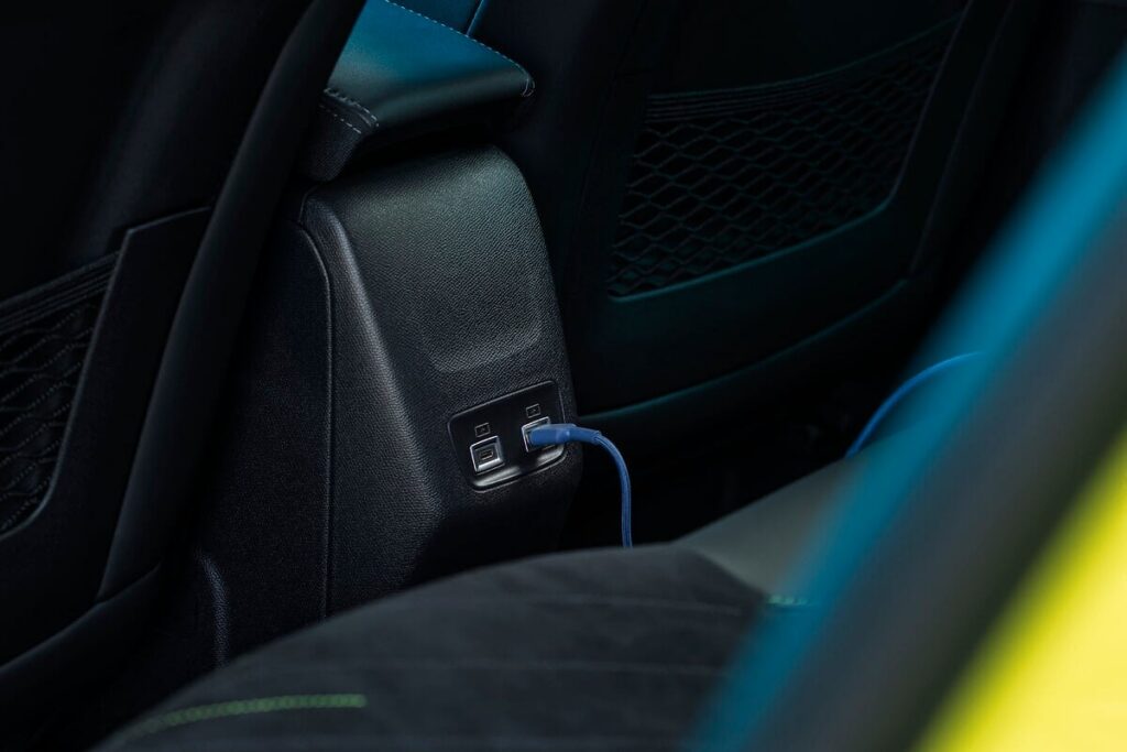 USB-C зарядите отзад в Peugeot E-208