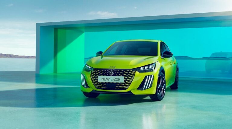 Peugeot E-208 отпред и отстрани
