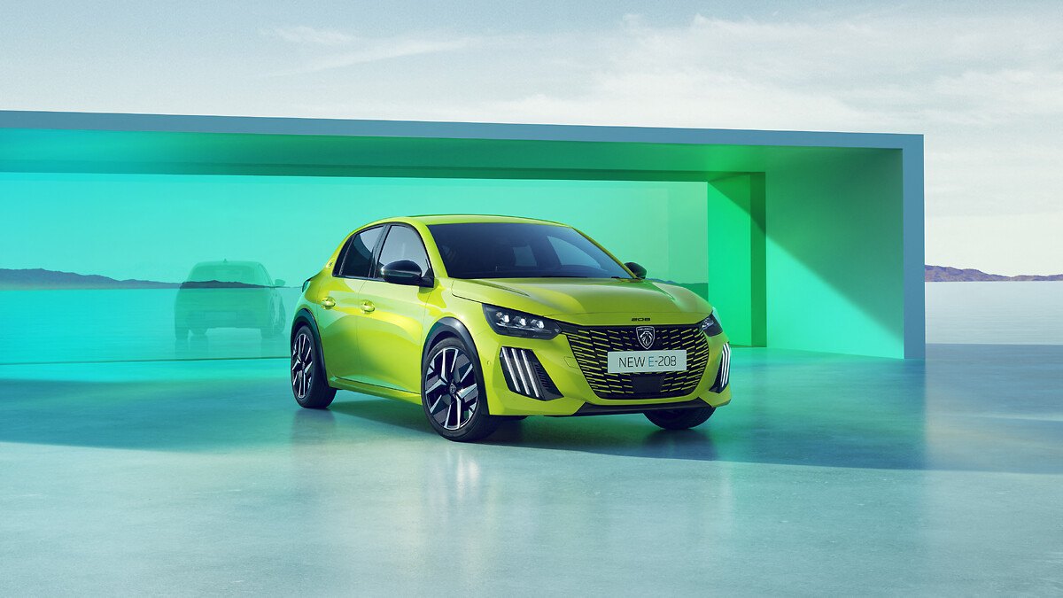 Peugeot E-208 отпред, отдалеч
