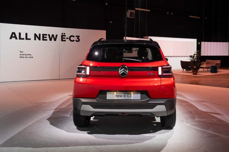 Citroën ë-C3 отзад, червен