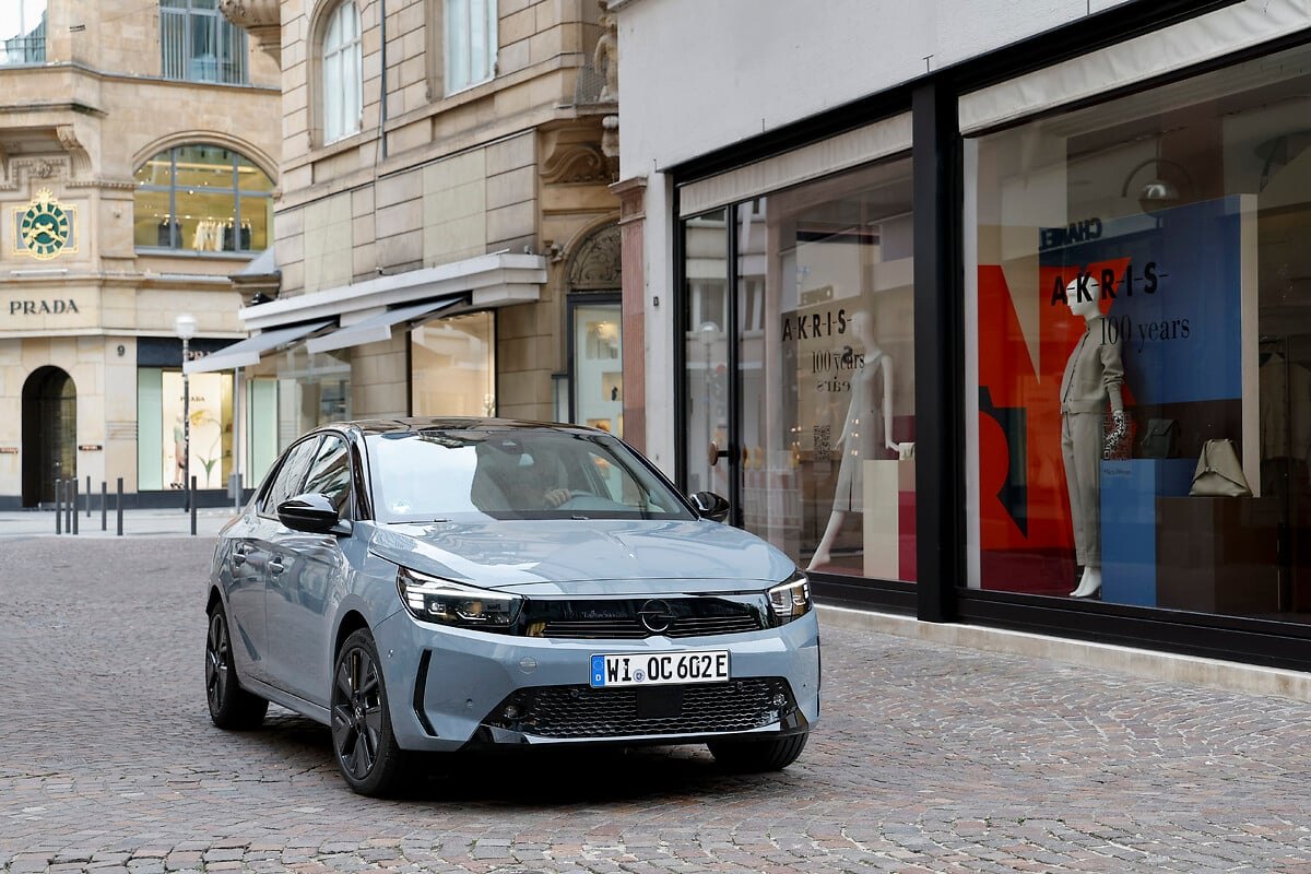 Opel Corsa Electric в града, паркиран