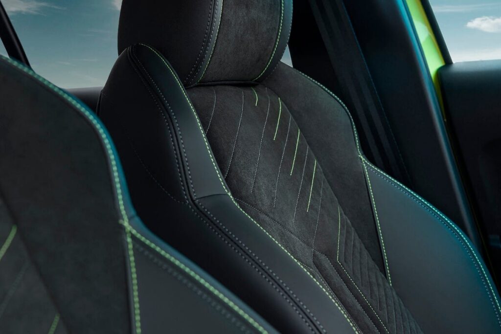 Предните седалки на Peugeot E-208
