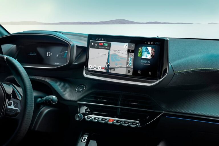 Таблото на Peugeot E-208 с i-Cockpit и 10-инчовия екран