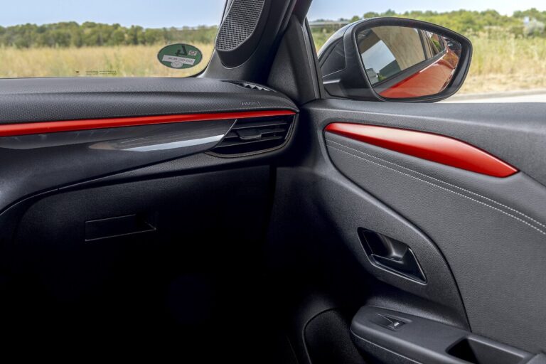 Вратата отвътре в Opel Corsa Electric YES