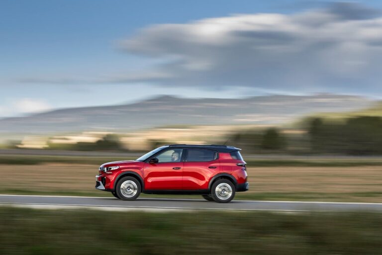 Citroën ë-C3 Aircross в движение, отстрани