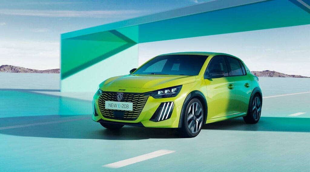 Peugeot E-208 отпред и отстрани, на пътя