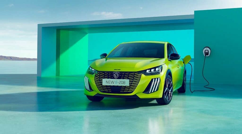 Peugeot E-208 на зарядна станция