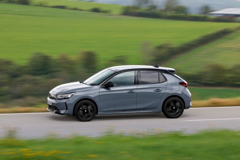 Opel Corsa Electric в движение, отстрани