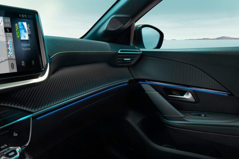 Таблото и вратата на Peugeot E-208 с амбиентното осветление