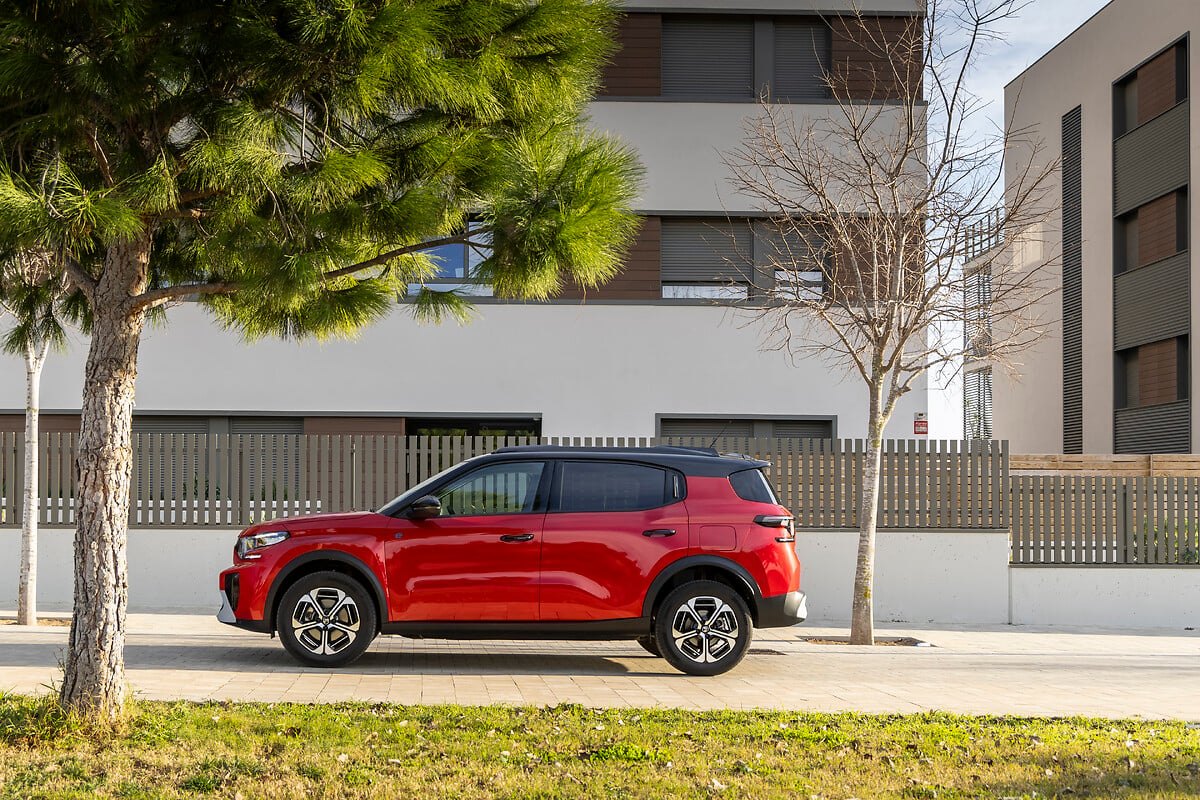 Citroën ë-C3 Aircross отстрани, в града