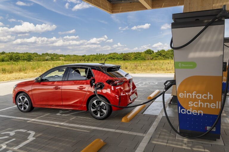 Opel Corsa Electric YES на зарядна станция