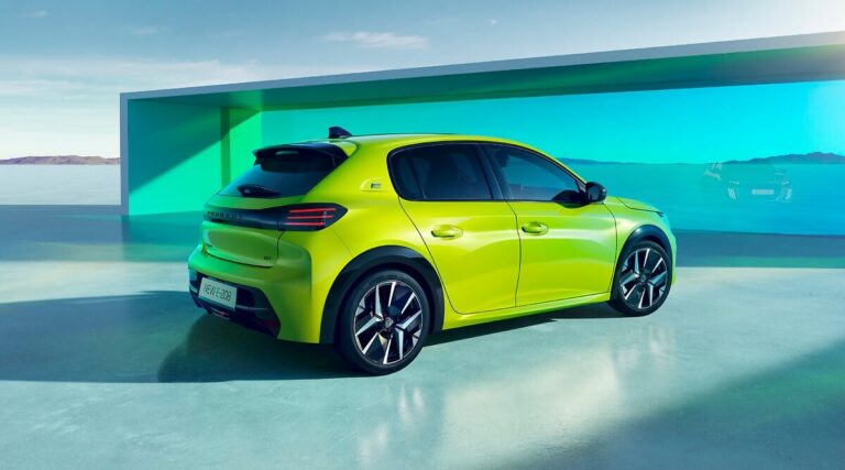 Peugeot E-208 отзад и отстрани