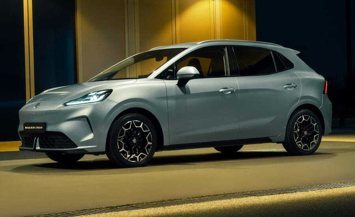MG4 EV Urban отпред и отстрани