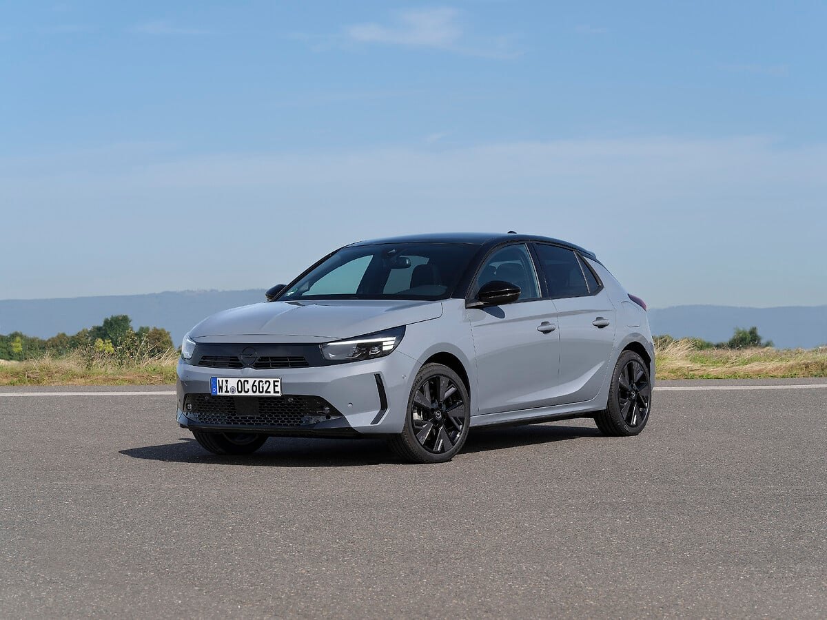 Opel Corsa Electric, сив, отпред и отстрани