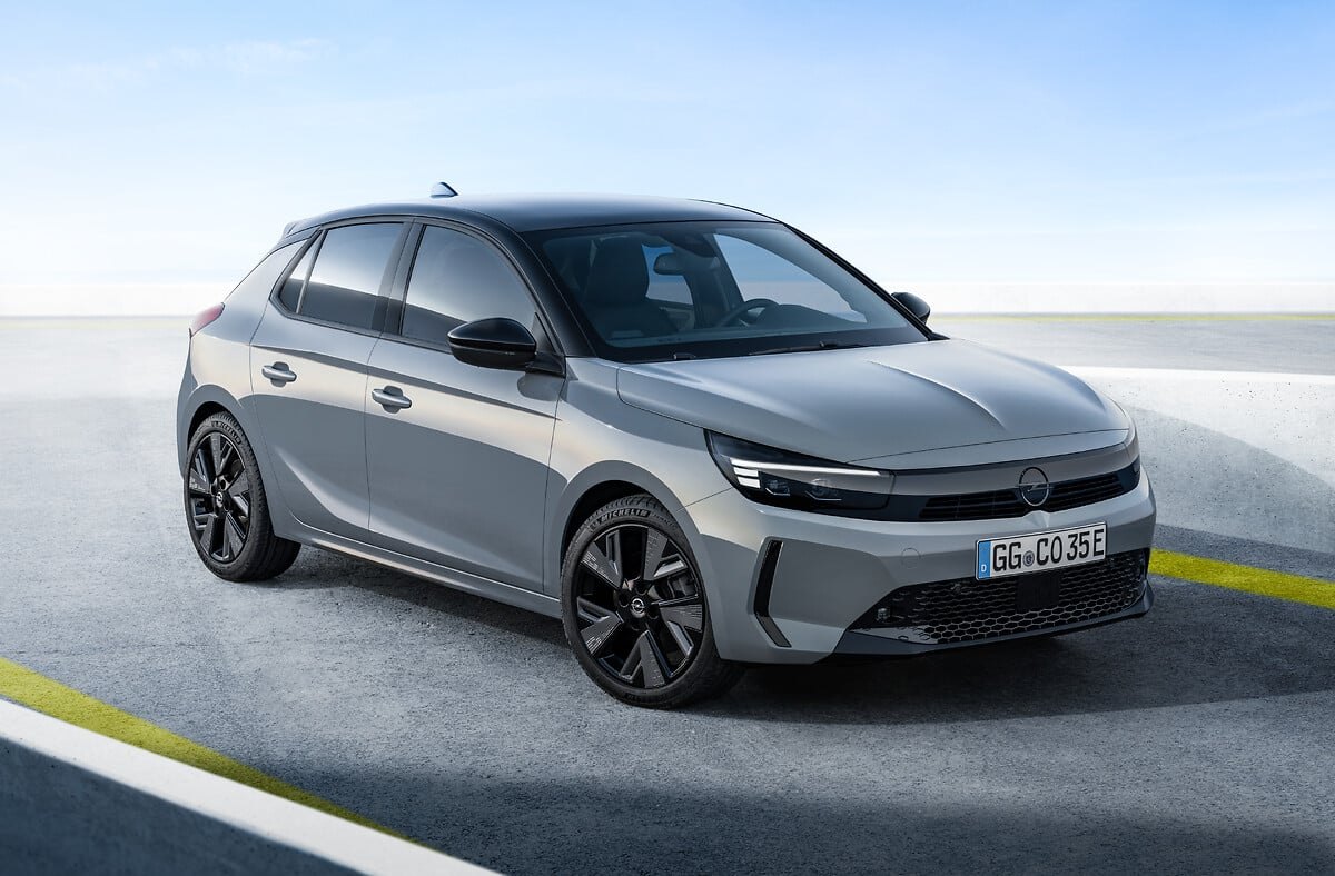 Opel Corsa Electric отпред и отстрани, студио