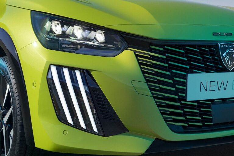 Фаровете и светлинните „нокти“ на Peugeot E-208