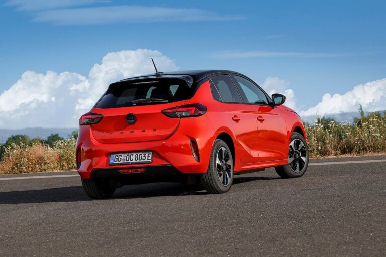 Opel Corsa Electric YES отзад и отстрани