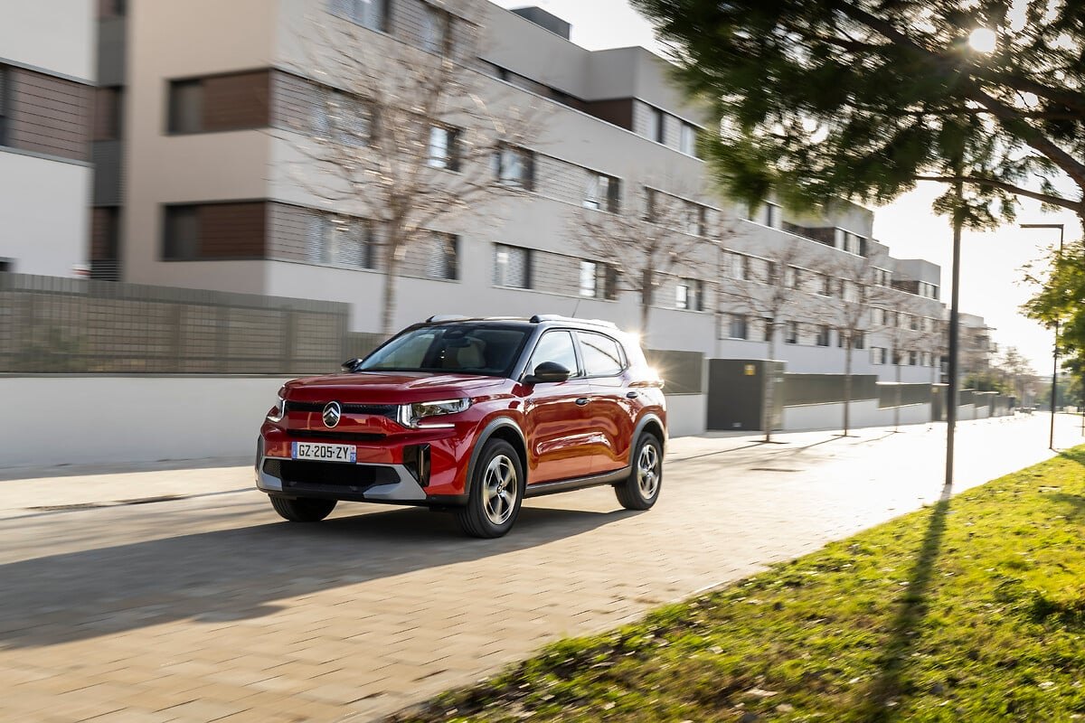 Citroën ë-C3 Aircross в града, паркиран