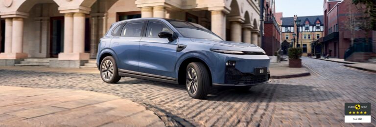 Leapmotor B10 в синьо на градска улица