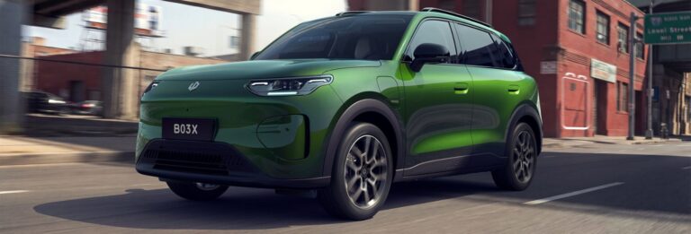 Leapmotor B03X в зелено на градска улица