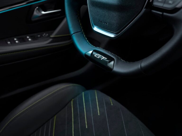 Малкият волан на Peugeot E-208