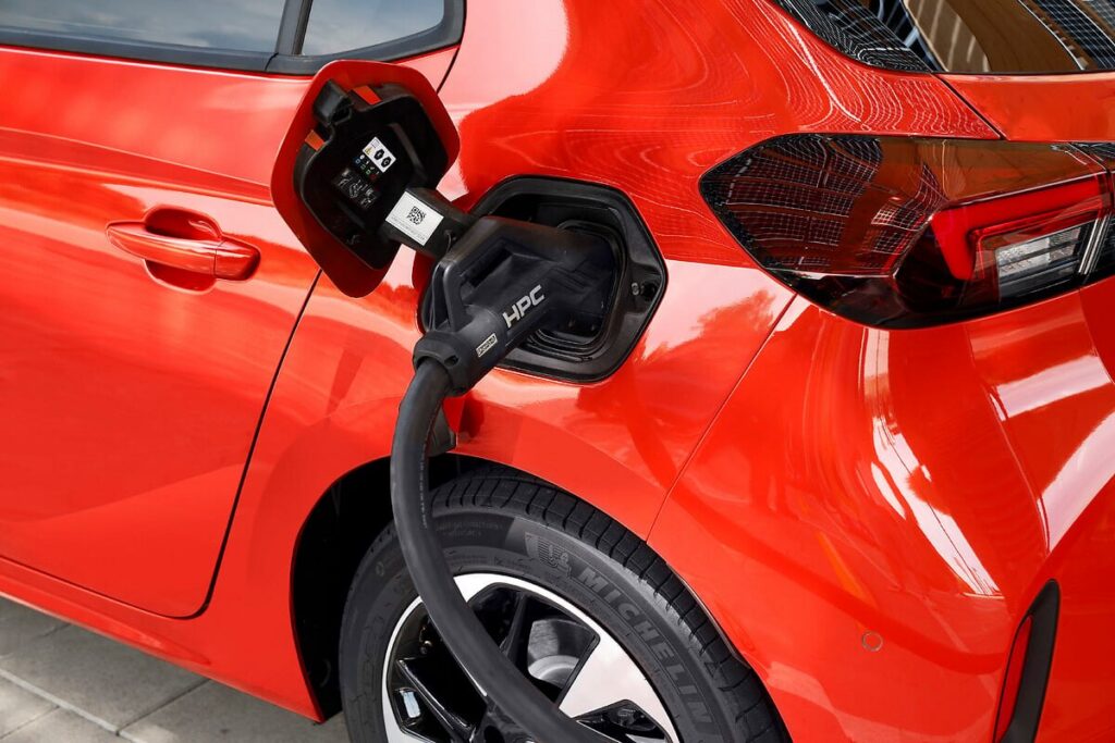 Зареждане на Opel Corsa Electric — гнездото
