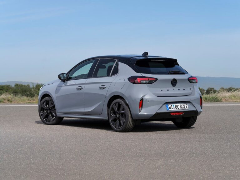 Opel Corsa Electric отзад, сив