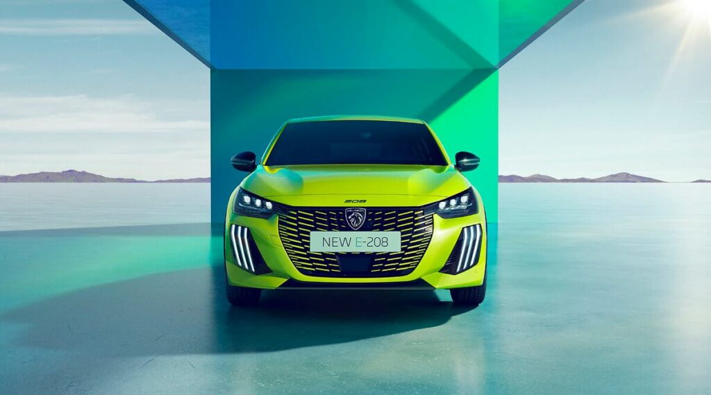 Peugeot E-208 отпред, в студио на открито