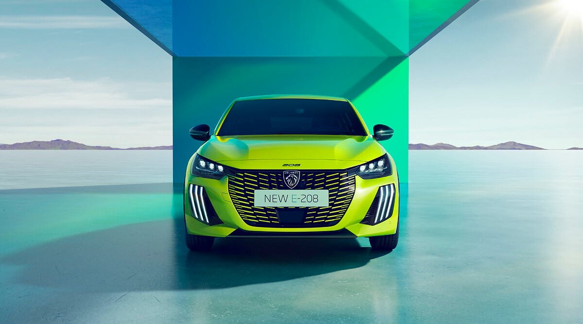 Peugeot E-208 отпред, в студио на открито