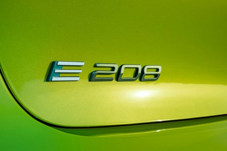 Надписът E-208 на задния капак