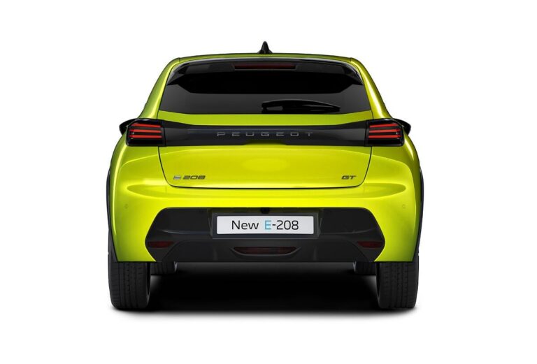 Peugeot E-208 отзад — студийна снимка