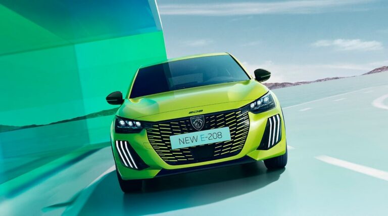 Peugeot E-208 в движение, отпред